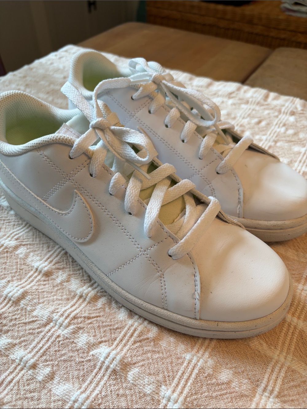 Women’s Nike white sneaker size 8.5